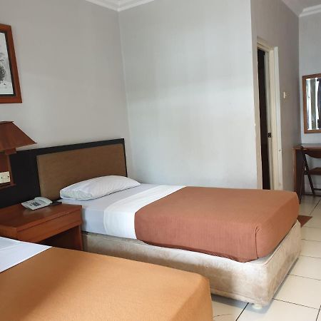 Yehezkiel Hotel Lembang Mitra Reddoorz Экстерьер фото