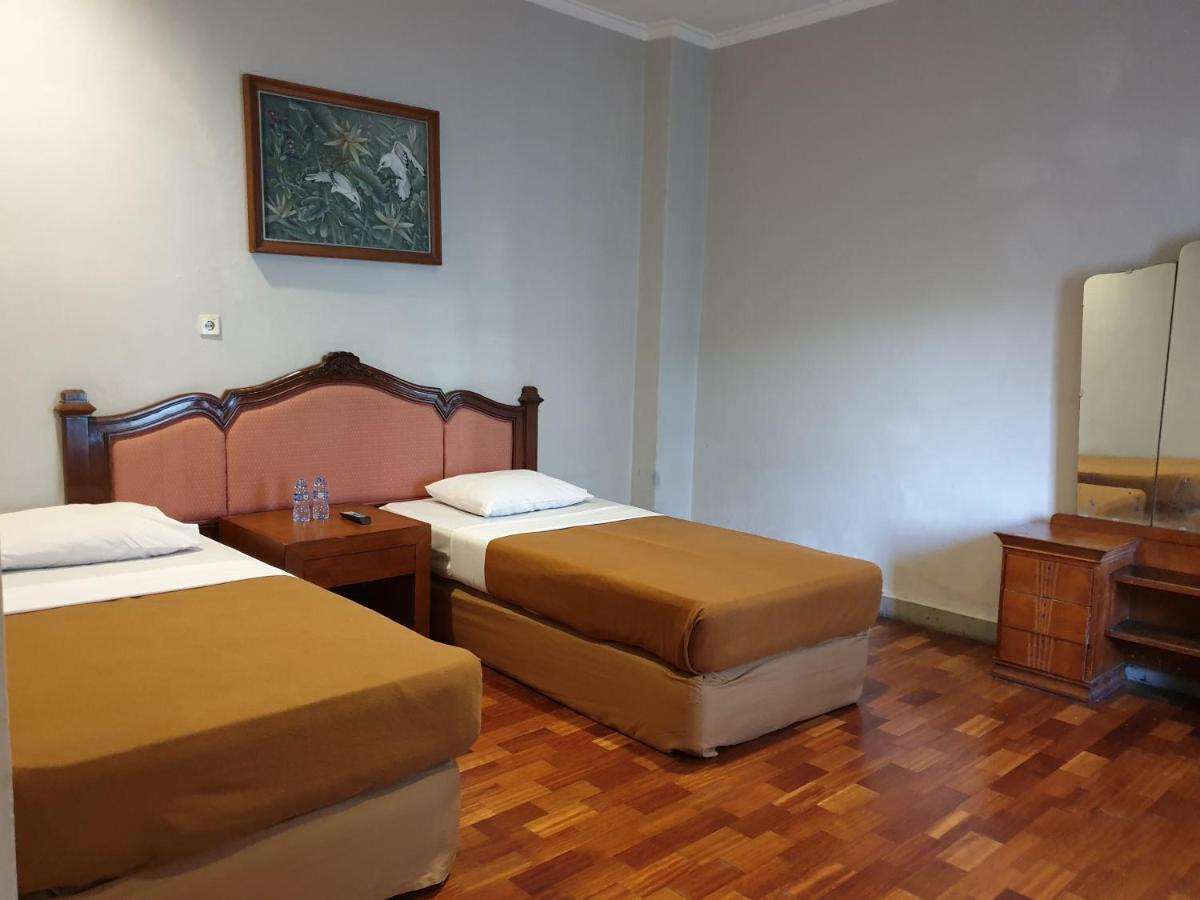 Yehezkiel Hotel Lembang Mitra Reddoorz Экстерьер фото