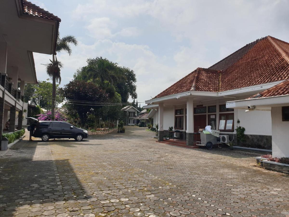 Yehezkiel Hotel Lembang Mitra Reddoorz Экстерьер фото
