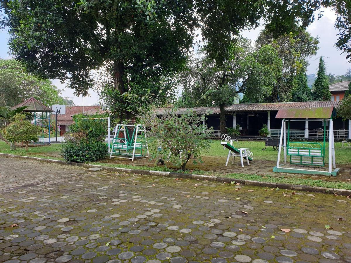 Yehezkiel Hotel Lembang Mitra Reddoorz Экстерьер фото