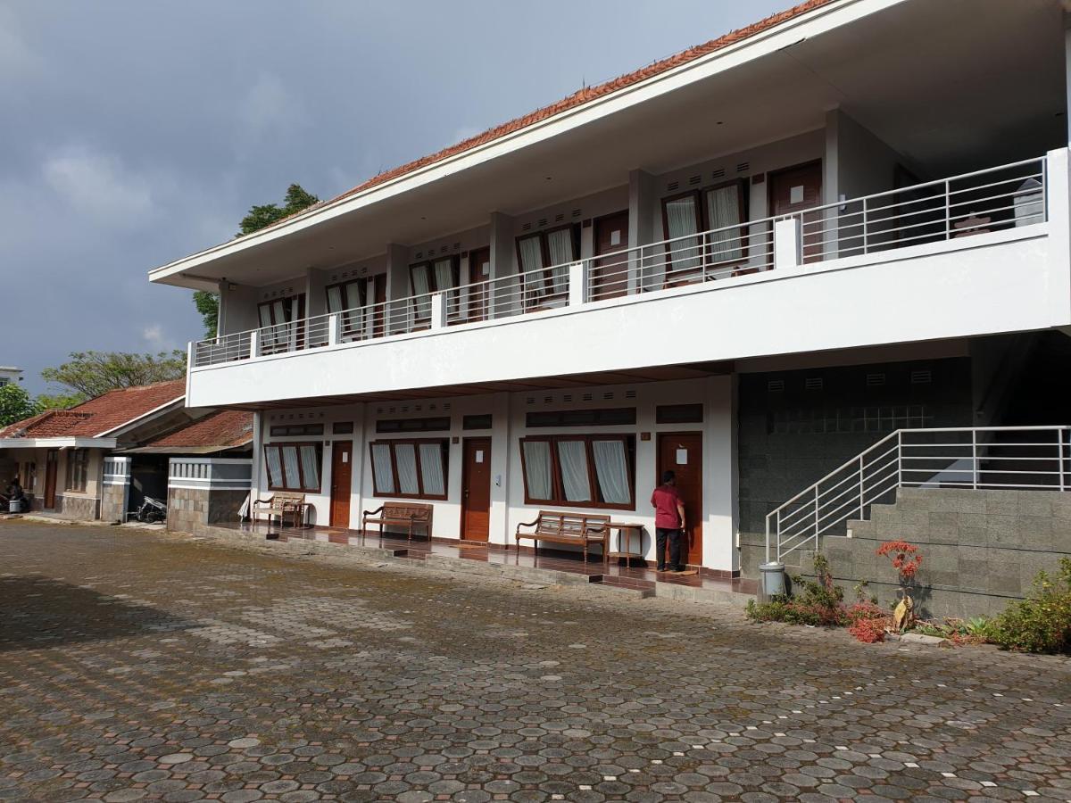 Yehezkiel Hotel Lembang Mitra Reddoorz Экстерьер фото